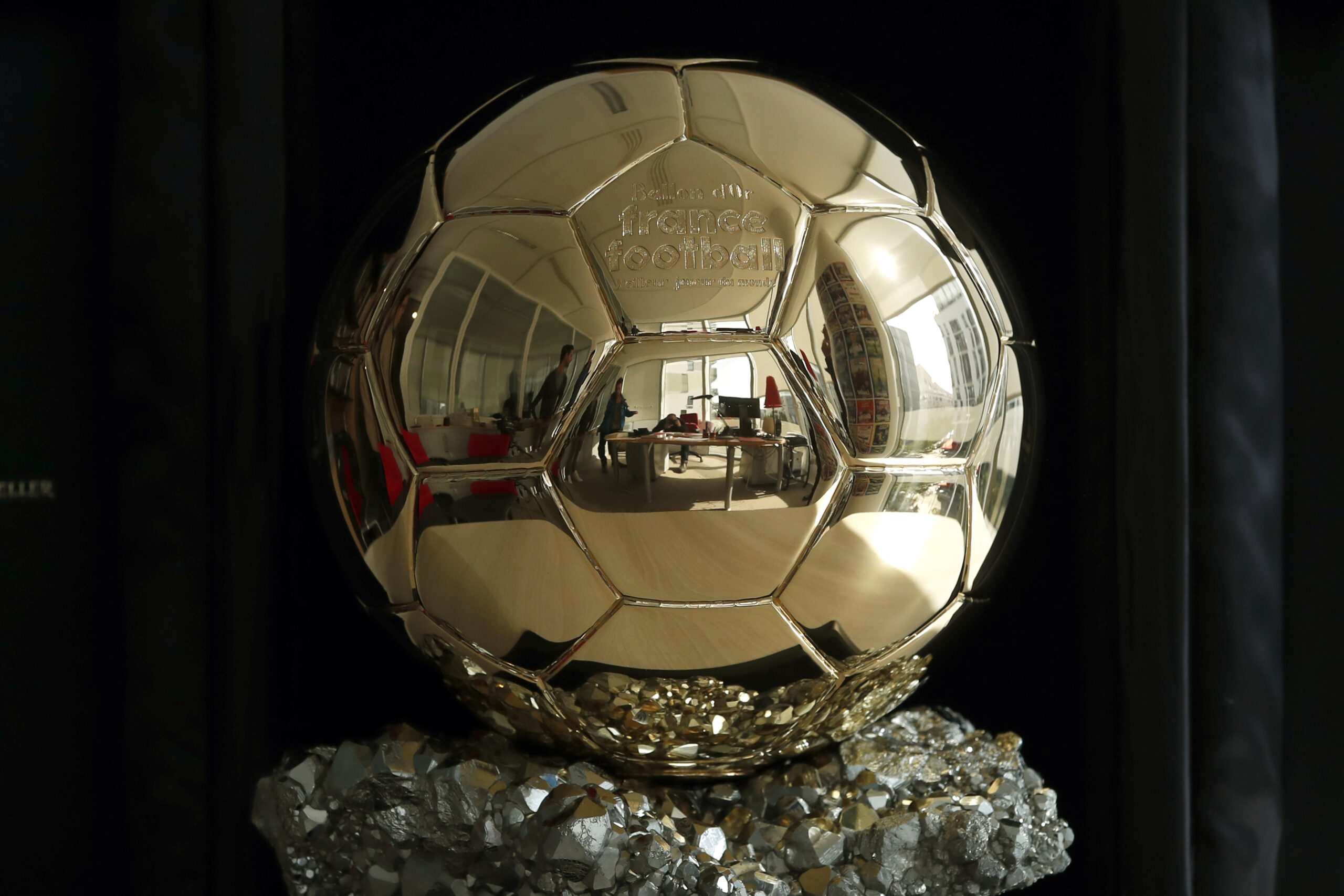 La cerimonia del Pallone d'Oro si trasforma in un incubo per il PSG 1 trofeo pallone oro scaled 1