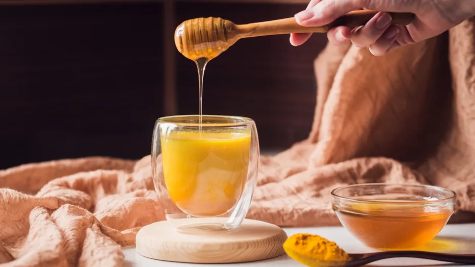 Curcuma e Miele: Il Mix Sinergico che Sblocca il Potere Antinfiammatorio 1 Curcuma e Miele